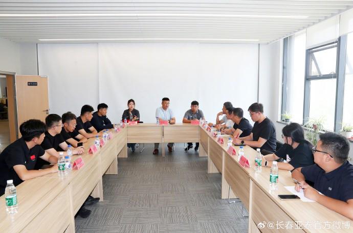 其中, 根球队对足, 力的巨大 其中, 根球队对足, 力的巨大