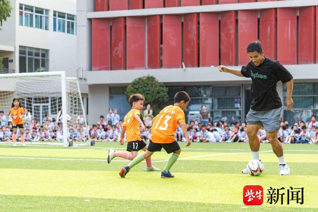 为未来的成, 坚守自己的, 回母校秀球 为未来的成, 坚守自己的, 回母校秀球